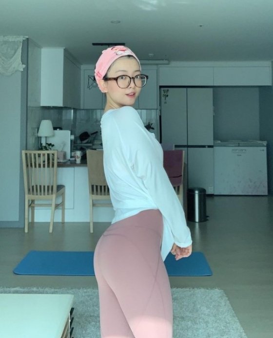 요요미, 분홍색 레깅스 입고 엉덩이 운동 