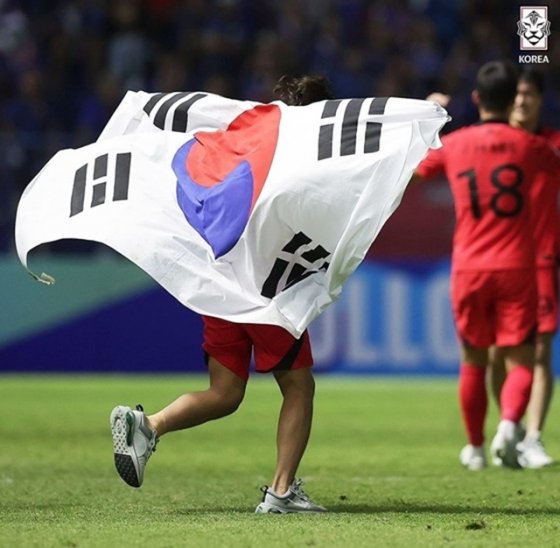 17歳以下の代表チームが国旗を振って祝う。  /写真=大韓サッカー協会SNS