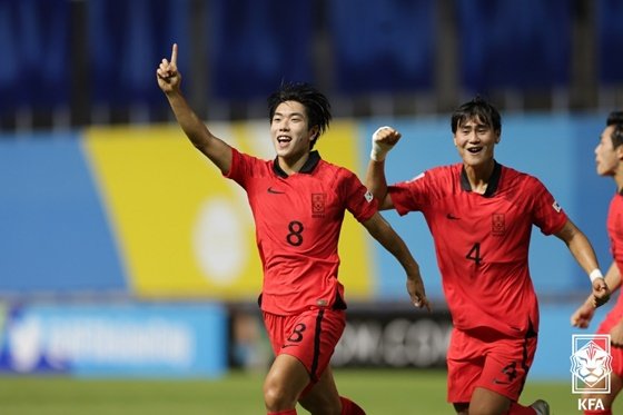 ペク・インウ（左）は準決勝のウズベキスタン戦で決勝ゴールを決めた。  /写真=大韓サッカー連盟提供