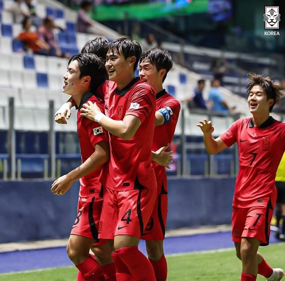 韓国のU-17チームがゴールを祝う。  /写真=大韓サッカー連盟提供