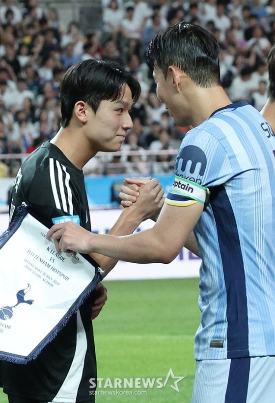 Yang Min-hyuk (left) and Son Heung-min. /Photo=Kim Jin-kyung, standby