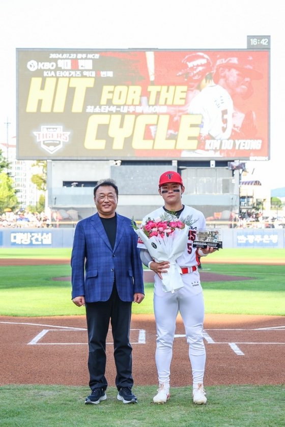 KIA's Kim Do-young attended the awards ceremony⁣ for achieving 30 home runs and ⁣30⁤ stolen bases and hitting for the cycle