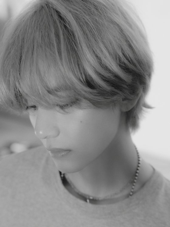 방탄소년단 뷔, '2024년 전 세계에서 가장 잘생긴 남자'…英 매체 ..., حجم الصورة 560x746