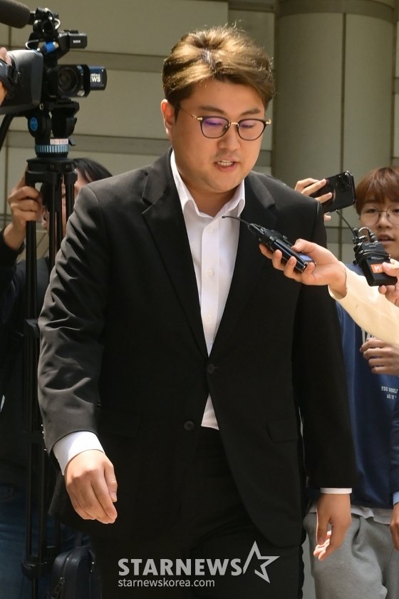 Kim Ho-jung, a trot singer who was arrested on charges of drunk driving and hit-and-run, is entering the Seoul Central District Court on the morning of the 24th to undergo a warrant substantiation hearing. /2024.05.24 /Photo=Lee Dong-hoon