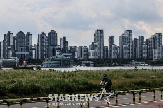 [서울=뉴시스] 김근수 기자 = 18일 오후 서울 용산구 한강시민공원에서 서초 래미안 원베일리 아파트 단지가 보이고 있다.  국내 한 부동산 플랫폼 업체 발표에 따르면 올해 서울에서 거래된 전용면적 84∼85㎡국평 아파트의 거래가를 분석한 결과, 가장 비싸게 거래된 아파트는 지난달 2일 60억원에 거래된 래미안원베일리라고 밝혔다. 2024.09.18. ks@newsis.com /사진=김근수