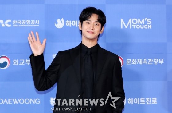 [Seoul=Newsis] Reporter Kim Hye-jin = Actor Kim Soo-hyun is striking a pose at the photo wall event of the 6th Newsis Hallyu Expo (2024 Newsis Hallyu Expo) held at the Great Hall of Joseon Palace Gangnam, Gangnam-gu, Seoul, on the afternoon of the 22nd. 2024.08.22. jini@newsis.com /Photo=Kim Hye-jin