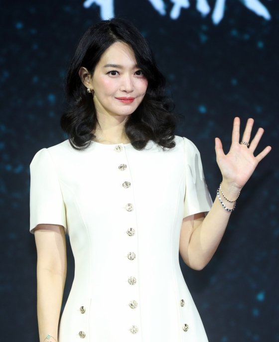 [서울=뉴시스] 김혜진 기자 = 배우 신민아가 31일 오전 서울 종로구 JW매리어트 동대문에서 열린 넷플릭스 시리즈 '악연' 제작발표회에서 포즈를 취하고 있다.  넷플릭스 시리즈 '악연'(연출·극본 이일형, 제작 카카오엔터테인먼트·영화사월광·바람픽쳐스)은 벗어나려 해도 빠져나올 수 없는 악연에 얽힌 6인의 이야기를 그린 범죄 스릴러다. 오는 4월 4일 공개. 2025.03.31. jini@newsis.com /사진=김혜진