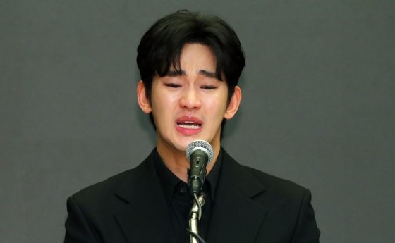 [서울=뉴시스] 김혜진 기자 = 배우 김수현이 31일 오후 서울 마포구 스탠포드호텔에서 기자회견을 열고 자신을 둘러싼 의혹에 대해 입장을 밝히고 있다. 2025.03.31. jini@newsis.com /사진=김혜진