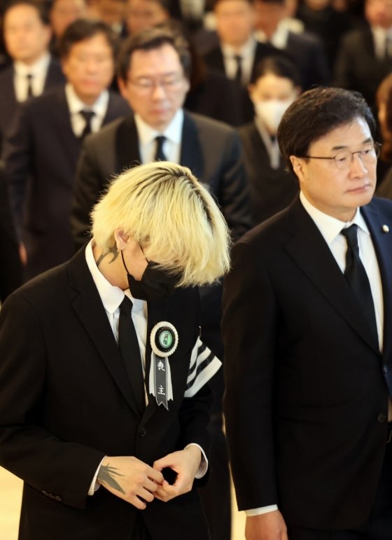 [부산=뉴시스] 하경민 기자 = 고(故) 장제원 전 국회의원의 발인식이 진행된 4일 부산 해운대구 해운대백병원 장례식장에서 래퍼 노엘(본명 장용준)이 영정 사진 뒤따라 이동하고 있다. 2025.04.04. yulnetphoto@newsis.com /사진=하경민