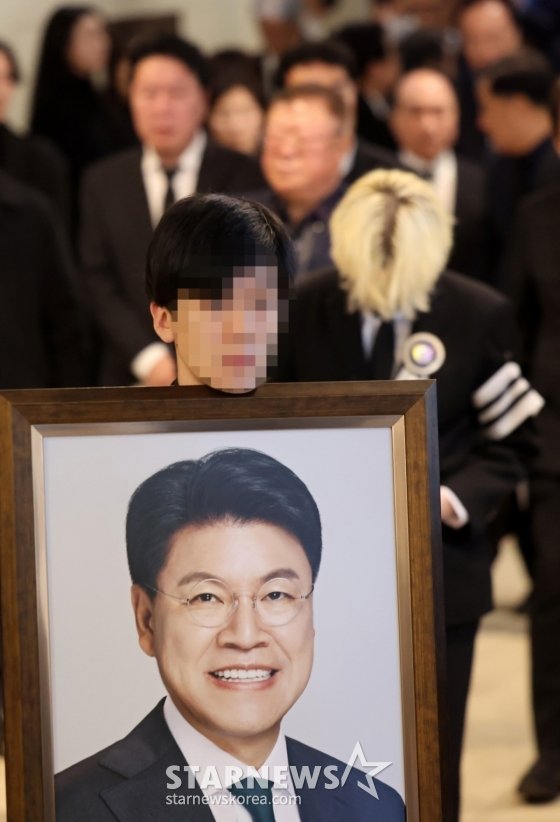 [부산=뉴시스] 하경민 기자 = 4일 부산 해운대구 해운대백병원 장례식장에서 고(故) 장제원 전 국회의원의 발인식이 진행되고 있다. 2025.04.04. yulnetphoto@newsis.com /사진=하경민