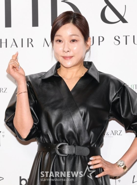 &apos;사은품 팔이&apos; 비난 폭주 속…현영, &apos;80억 CEO&apos;의 당당 행보 [스타이슈]