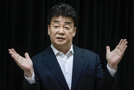 잘나가던 백종원, 논란에 논란 첩첩산중…갑질 폭로→유튜브 영상 5.5억 지급 [스타이슈]
