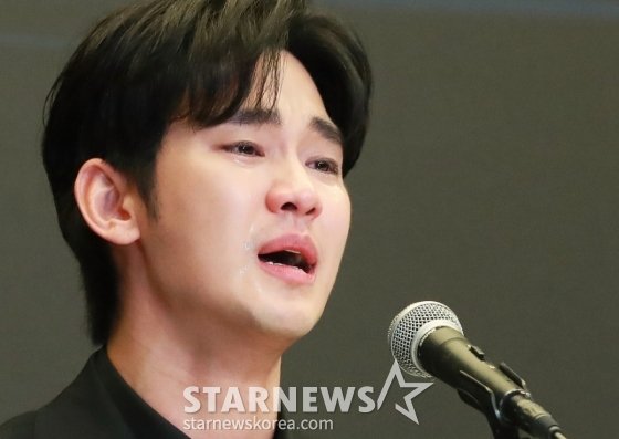 김수현 전전 여친 색출, 애먼 &apos;아이돌 출신&apos; 등 터졌다…&apos;2차 피해&apos; 우려 [★FOCUS]