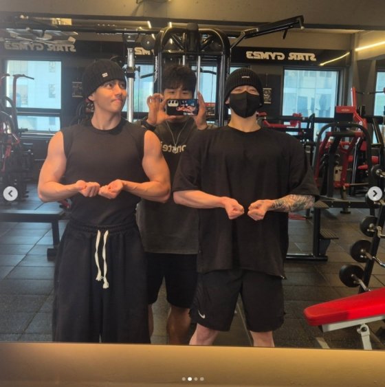 BTS 뷔·정국·송강, 같은 헬스장서 목격…근육 벌크업 美쳤다 [스타이슈]