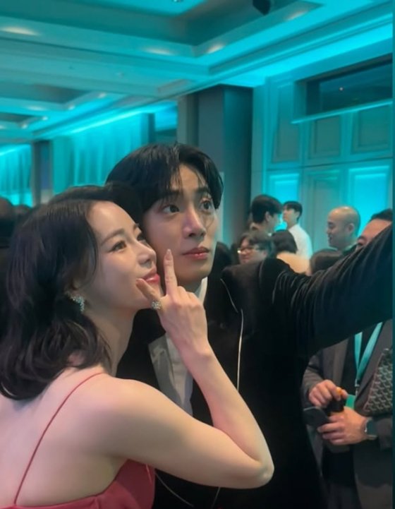 임지연, 슬립 드레스로 백상 홀렸다…&apos;옥씨&apos; 추영우와 다정한 투샷