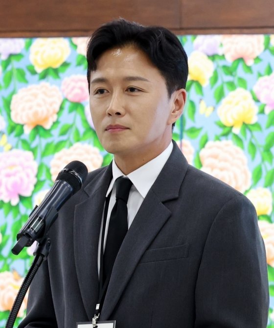 [단독]&apos;갑상선암 진단&apos; 진태현, 6월 중순 수술 받는다…방송 활동 병행