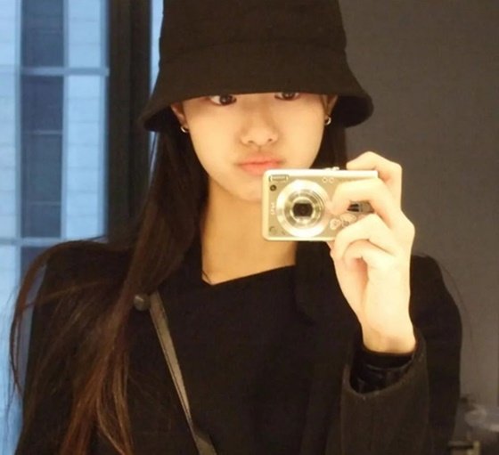 &apos;학폭 논란→르세라핌 탈퇴&apos; 김가람, SNS 복귀…3년만 깜짝 근황 [스타이슈]