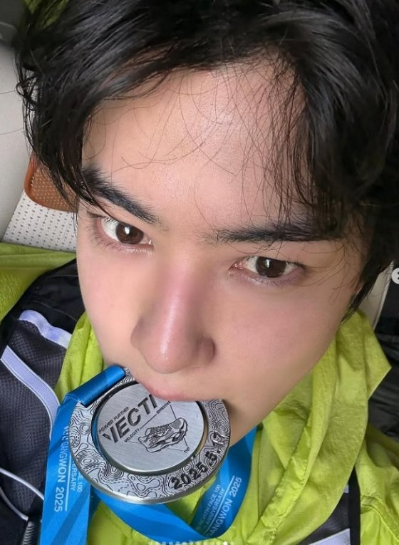 차은우, &apos;외모 논란&apos; 또 터졌다…11km 완주 後인데 &apos;말끔함 그 자체&apos;[스타이슈]