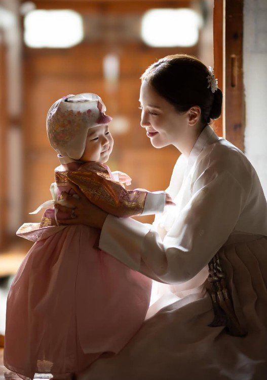 &apos;사업가♥&apos; 아유미, 한복 입고 찍은 딸 돌 사진 진짜 많이 컸다