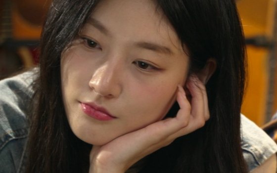 [단독]故 김새론 유족 &apos;기타맨&apos; 시사회 불참 결정…母 건강상 어려움