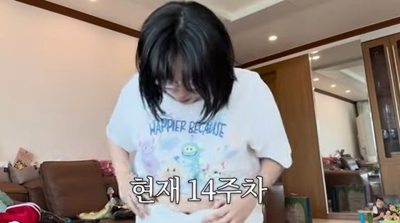 &apos;손민수♥&apos; 임라라, 옷 올리고 &apos;쌍둥이 임신&apos; 배 공개 살 올라…20kg나 찐다고
