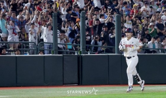 롯데 고승민이 21일 사직 LG전에서 8회말 동점 2점 홈런을 만든 후 그라운드를 돌고 있다. /사진=김진경 대기자 