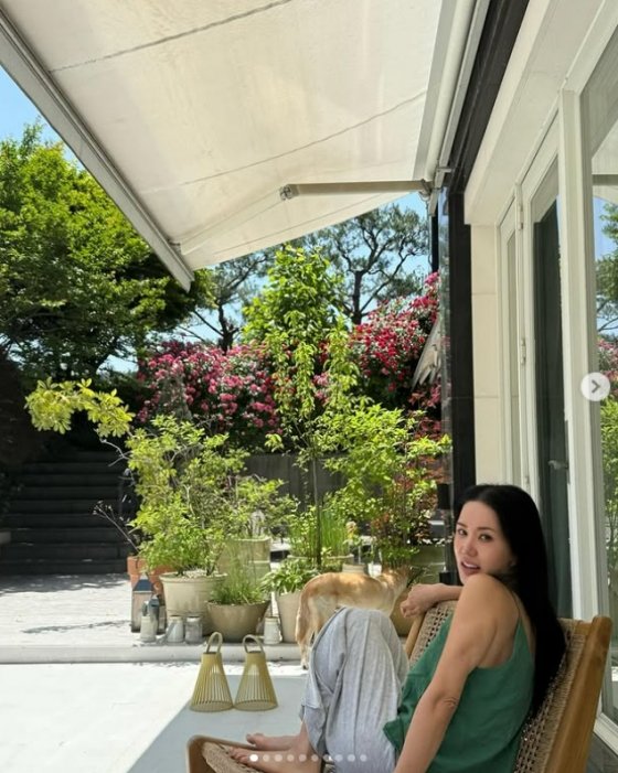 엄정화, 50억 한남동 럭셔리 자택서 여유…장미꽃 만개한 테라스
