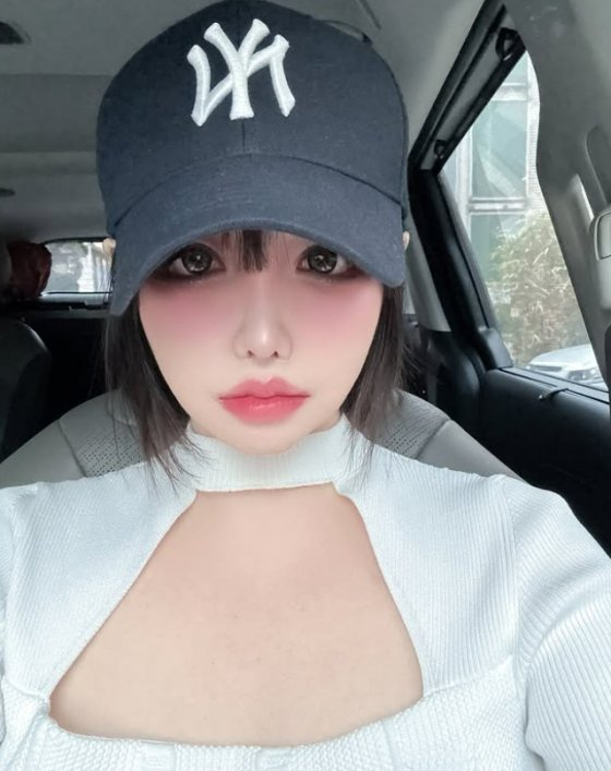 &apos;-11kg&apos; 박봄, 볼살 실종한 &apos;노필터 셀카&apos;…2NE1 모임 가는중♥