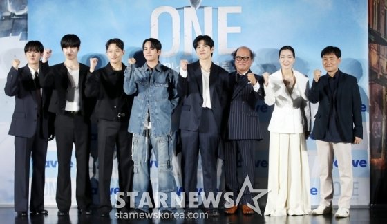 배우 이정하, 김도완, 유희제, 육준서, 임성균, 김상호, 김주령, 이성태 감독이 28일 서울 광진구 롯데시네마 건대입구에서 진행된 드라마 'ONE : 하이스쿨 히어로즈' 제작발표회에 참석해 포즈를 취하고 있다. /2025.05.28 /사진=김휘선 hwijpg@