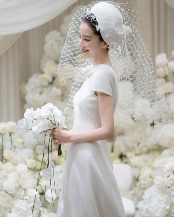 &apos;결혼&apos; 아이린, 신부 대기실서도 맞춤 드레스…깊은 우아함 담겨