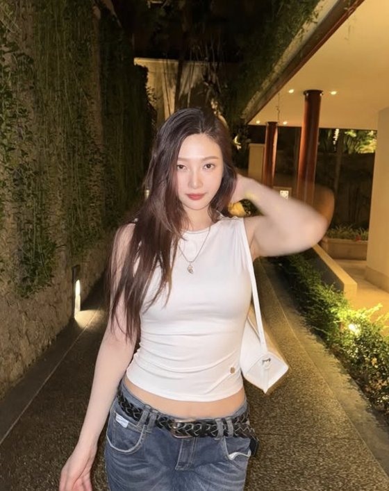 레드벨벳 조이, 흰 나시+데님 팬츠…시선 강탈 사복핏[스타IN★]