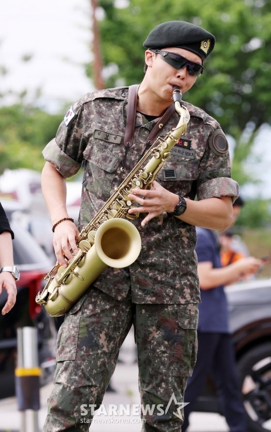 RM, 전역과 동시에 색소폰 삼매경[★포토]
