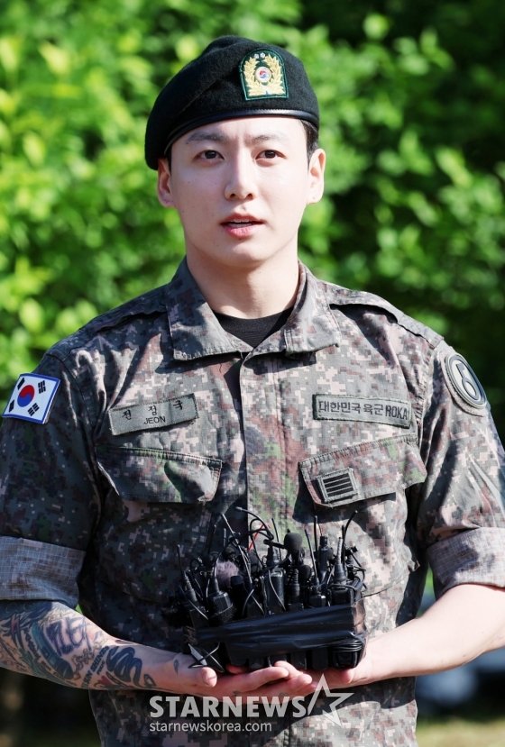 &apos;여기가 정국 랜드!&apos; 방탄소년 정국 韓팬클럽, 전역+데뷔 12주년 축하 서포트