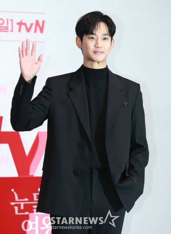 김수현, 온갖 역경 속 팬들 사랑 굳건…스타랭킹 男배우 &apos;6주째 1위&apos;
