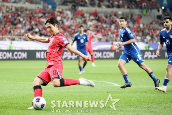 대한민국 이강인이 10일 서울월드컵경기장에서 북중미월드컵 최종예선 마지막 경기인 쿠웨이트전이 열리는 가운데 후반전 초반 골을 성공시킨후 동료들과 자축하고 있다. /사진=강영조 선임기자
