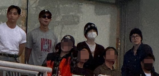 방탄소년단, &apos;공익&apos; 슈가 포함 7人 완전체 모였다…제이홉 콘서트 포착 [스타이슈]