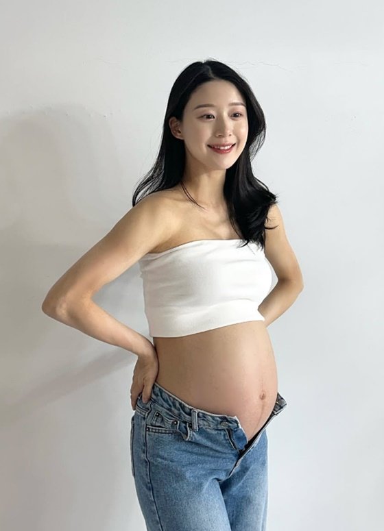 &apos;한의사♥&apos; 윤혜수, 출산 한 달 앞둔 만삭 D라인 낯설지만 포근한 빵빵한 배