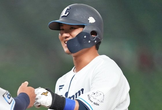 女性と「後期」の日本の野球選手、酔っ払った場所での第3軍の降格後の現金貿易。 ‘seibu→junichi’：ネイトスポーツ