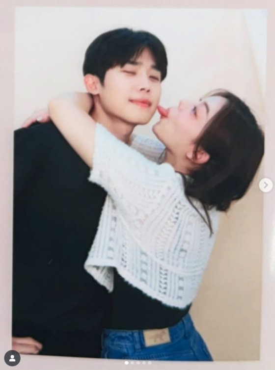 에일리, &apos;♥최시훈&apos; 볼에 혀 낼름…신혼부부의 파격 스킨십