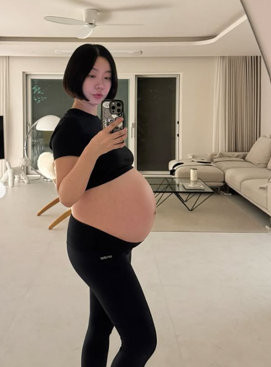 &apos;쌍둥이 임신&apos; 레이디 제인, 출산 2주 앞두고 배 둘레 42인치 돌파