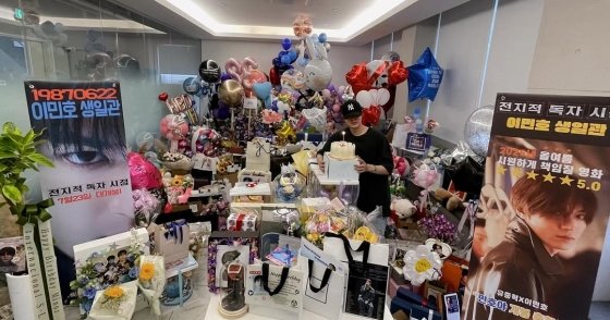 이민호, 생일에 방 꽉 채운 선물…여전한 한류 스타 큰 사랑 감사