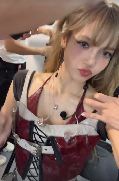 리사, 속옷 착용? 의심되는데…'치골 끝+엉밑살 노출' LA 한정 섹시