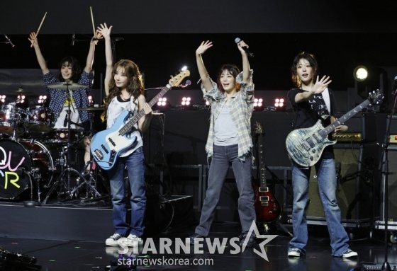 QWER, 스페셜 LP 'Beyond the Discord' 한정 판매 [공식] : 네이트 연예