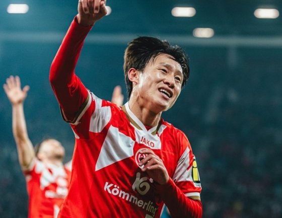 환호하는 이재성 클로즈업