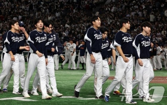 류지현 감독이 이끄는 야구 국가대표 선수들이 15일 오후 일본 도쿄돔에서 열린 월드베이스볼클래식(WBC) 대비 평가전 '2025 케이 베이스볼 시리즈(K-BASEBALL SERIES)' 일본과의 1차전 경기에서 일본에 11대 4로 역전패한 뒤 경기장을 빠져나가고 있다. /사진=뉴스1