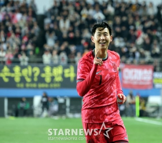 대표팀 주장 손흥민이 지난해 11월 대전월드컵경기장에서 열린 볼리비아와의 친선경기에서 후반전 초반 프리킥을 성공시킨 후 기뻐하고 있다. /사진=강영조 선임기자