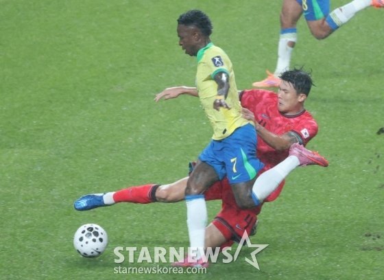 한국 축구 국가대표팀이 지난해 10월 서울월드컵경기장에서 브라질 대표팀과 친선경기를 벌였다.  김민재가 브라질 비니시우스의 돌파를 태클로 저지하고 있다. /사진=김진경 대기자