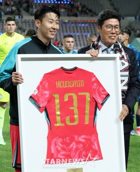 한국 축구 국가대표팀이 지난해 10월 서울월드컵경기장에서 파라과이 대표팀과 친선경기를 벌였다. 손흥민이 A매치 137 경기 출전 기념식에서 차범근 전 대표팀 감독에게 유니폼 대형 액자를 받은 후 기념촬영을 하고 있다. /사진=김진경 대기자