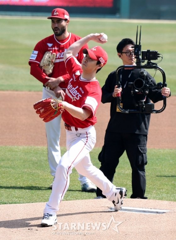 SSG-기아 개막경기 시구 장면