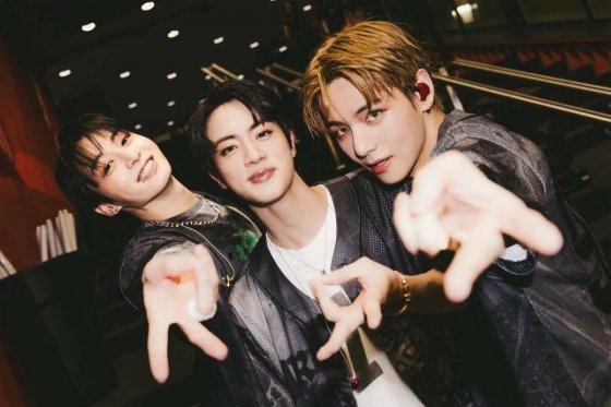 방탄소년단 대표 비주얼 진·뷔·정국, '거제 야호' 포즈 쓰리샷